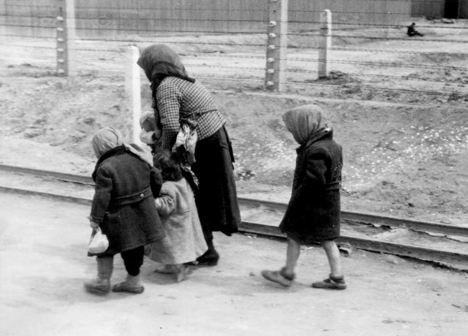 Bundesarchiv_Bild_183-74237-004,_KZ_Auschwitz-Birkenau,_alte_Frau_und_Kinder